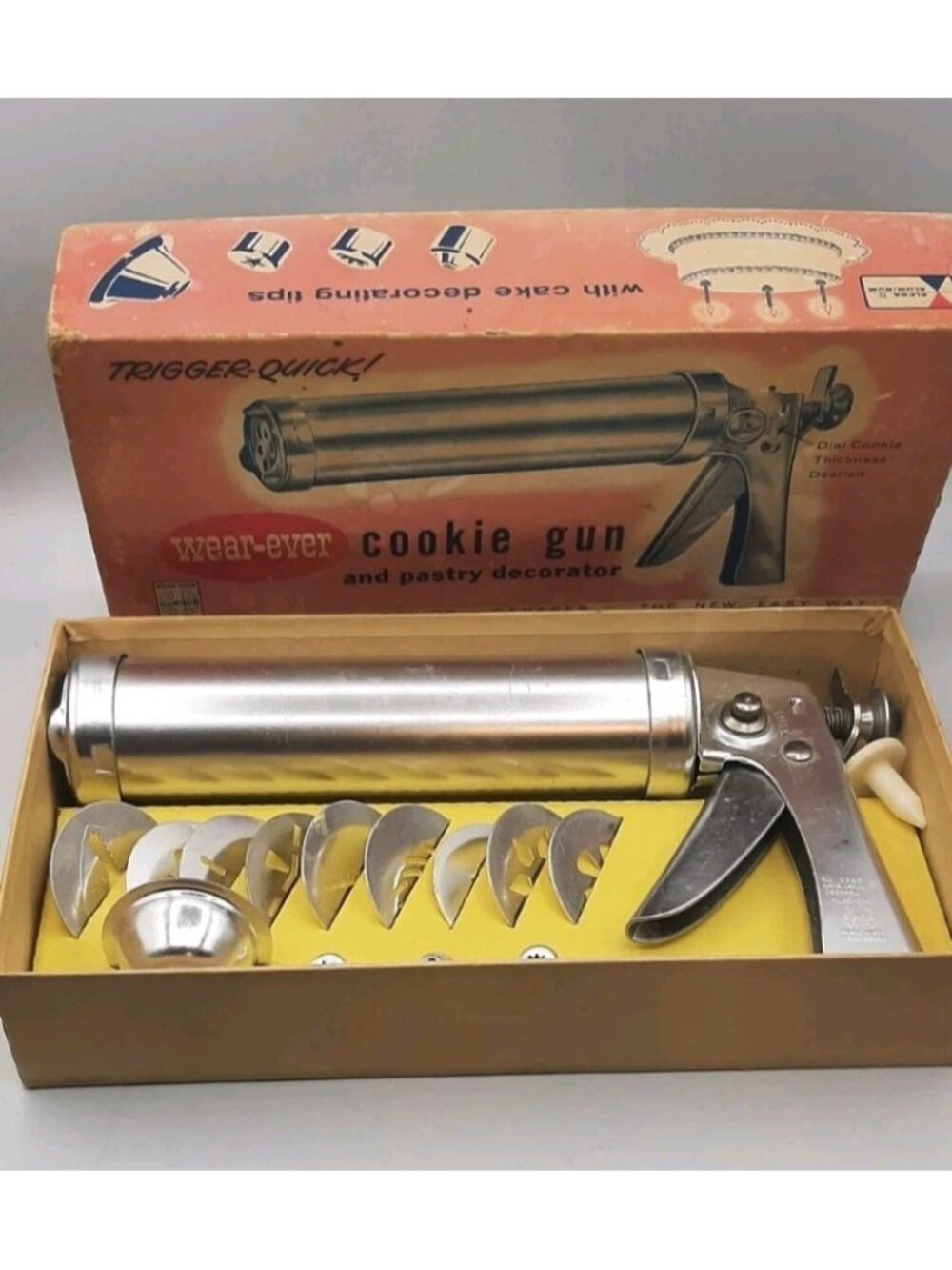Vintage Wear-Ever Cookie Gun & Pastry Decorator 3365 9 Discs 3 Tips & Box